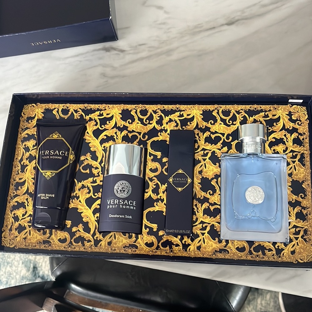 Versace (men’s) pour homme 4-piece gift set